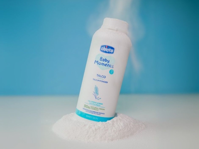 Chicco Baby Moments, dětský pudr s rýžovým škrobem a 95 % přírodních složek Chicco Baby Moments, dětský pudr s rýžovým škrobem a 95 % přírodních složek