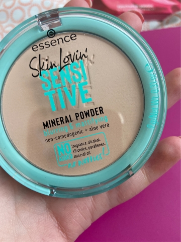 Essence Skin Lovin' Sensitive minerální pudr 9 g odstín 01: Translucent