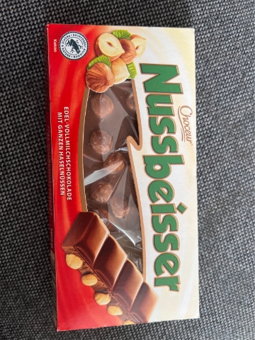 Čokoláda NUSSBEISSER 100 g - mléčná s celými oříšky
