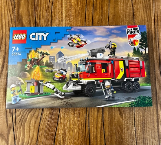 LEGO City 60374 Velitelský vůz hasičů