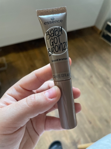 Essence Baby got Bronze tekutý bronzer 10 Sweet Shadows 10 ml