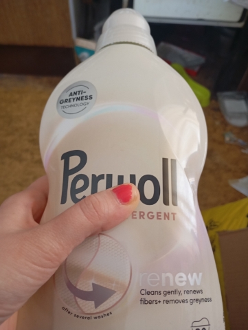 Perwoll Light Colors prací gel na světlobarevné a bílé oblečení
20 dávek, 1L