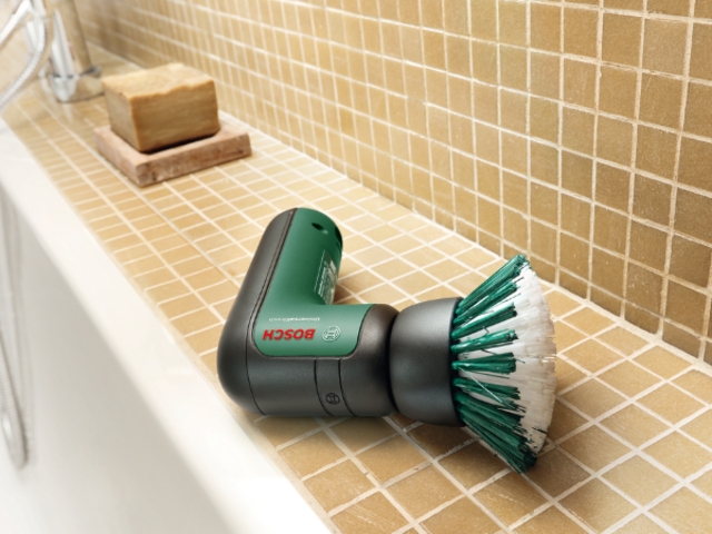 Testujeme čistící kartáč Bosch UniversalBrush, který při úklidu už nedáte z ruky