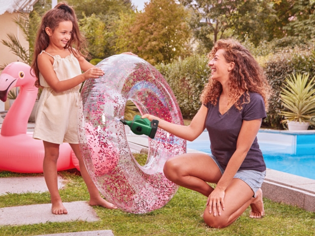 Testujeme akumulátorovou pumpu EasyInflate 18V-500 pro snadné nafukování i vyfukování (nejen) hraček do bazénů a matrací